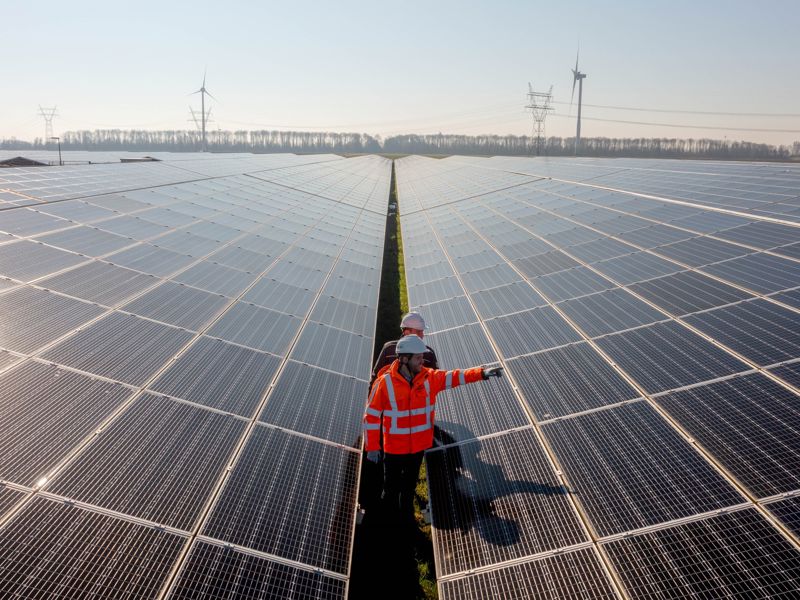 markt-duurzame-energie-en-netten-monteur-tussen-zonnepanelen-buiten-luchtfoto-2000x1250.jpg