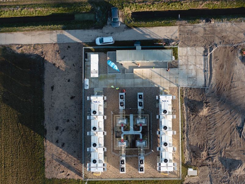 oplossingen-smart-grid-flevoland-bovenaanzicht-dronefoto-installaties-2000x1059.jpg